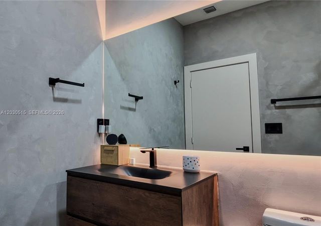 7221 NW 103rd Path, Doral, FL 33178
