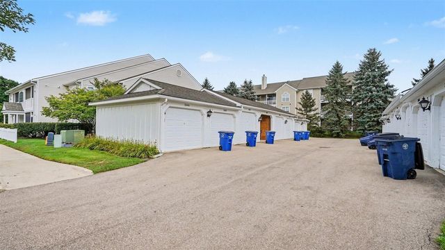 2654 S Knightsbridge Circle, Ann Arbor, MI 48105