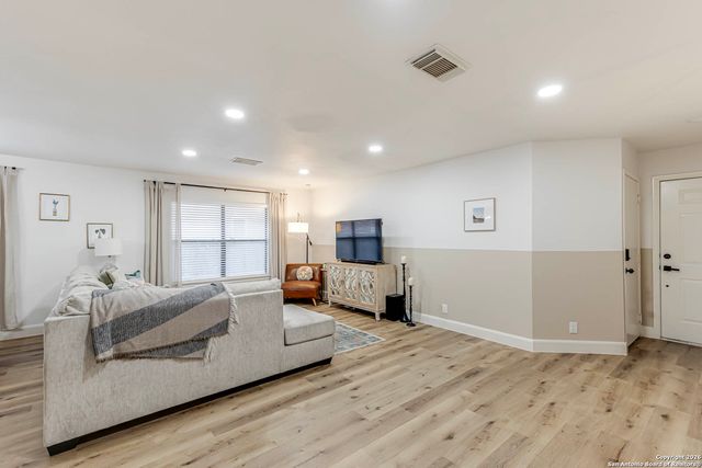 7035 Valmont, San Antonio, TX 78240