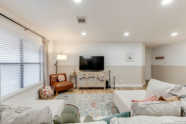 7035 Valmont, San Antonio, TX 78240