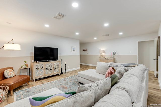 7035 Valmont, San Antonio, TX 78240