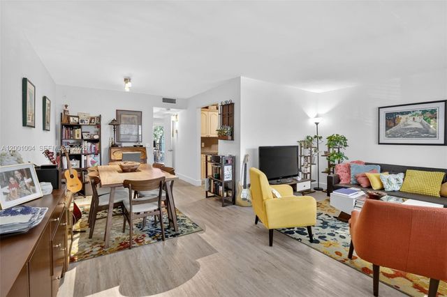 101 SW 132nd Way 213J, Pembroke Pines, FL 33027