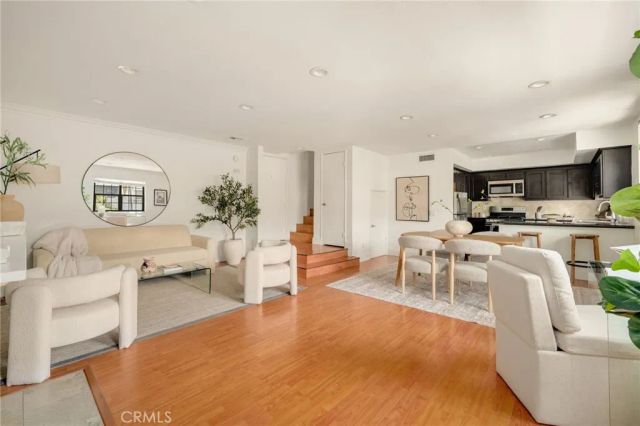 698 S Berendo 206, Los Angeles, CA 90005