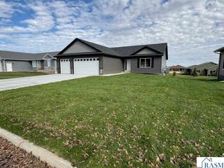 320 Falcon Run, Eagle Lake, MN 56024