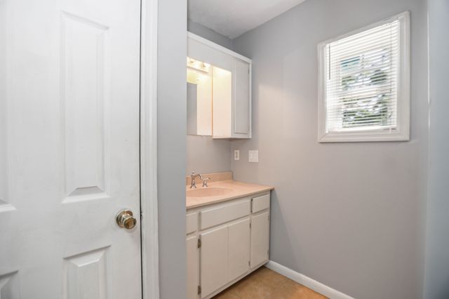 561 Odoms Bend Rd, Gallatin, TN 37066