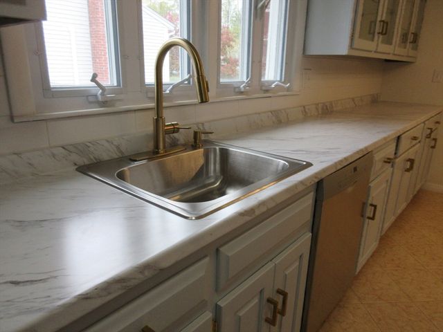 6 Bristol St, Lowell, MA 01852