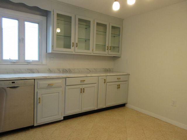 6 Bristol St, Lowell, MA 01852