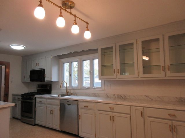 6 Bristol St, Lowell, MA 01852