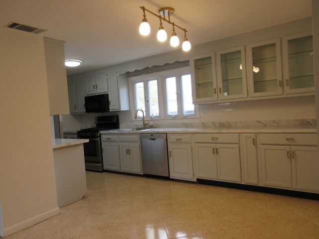 6 Bristol St, Lowell, MA 01852