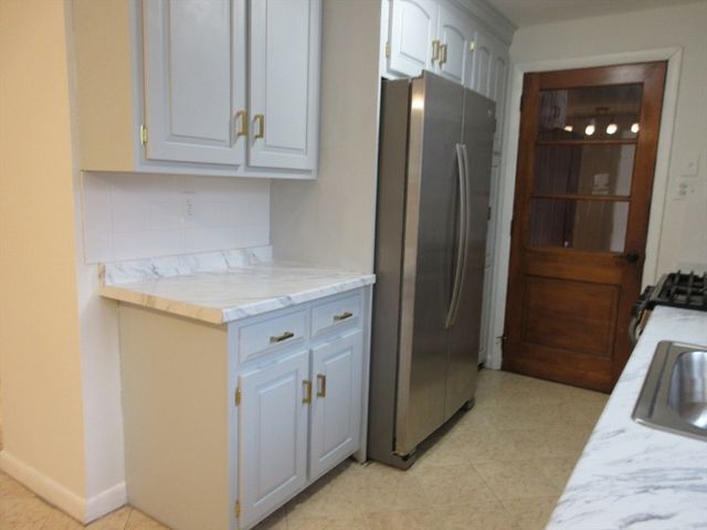 6 Bristol St, Lowell, MA 01852