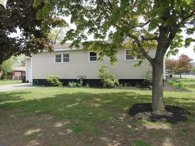 6 Bristol St, Lowell, MA 01852