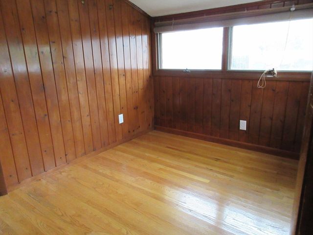 6 Bristol St, Lowell, MA 01852
