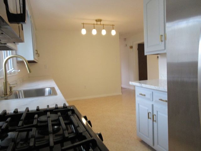 6 Bristol St, Lowell, MA 01852