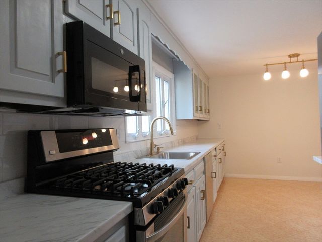 6 Bristol St, Lowell, MA 01852