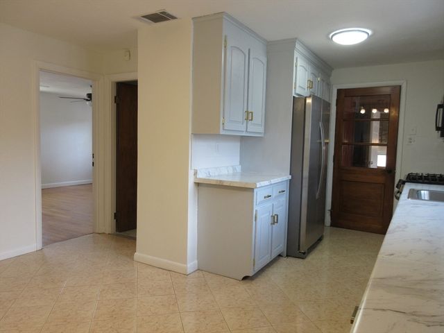 6 Bristol St, Lowell, MA 01852