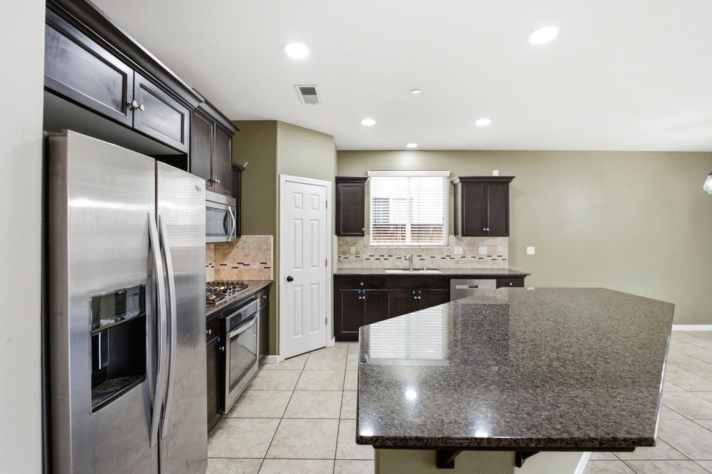 Image 10 of property listing at 7137 N Fusion Drive, Fresno, CA 93711