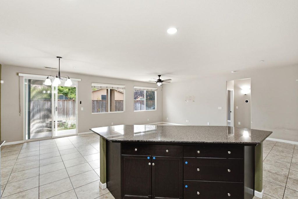 Image 15 of property listing at 7137 N Fusion Drive, Fresno, CA 93711