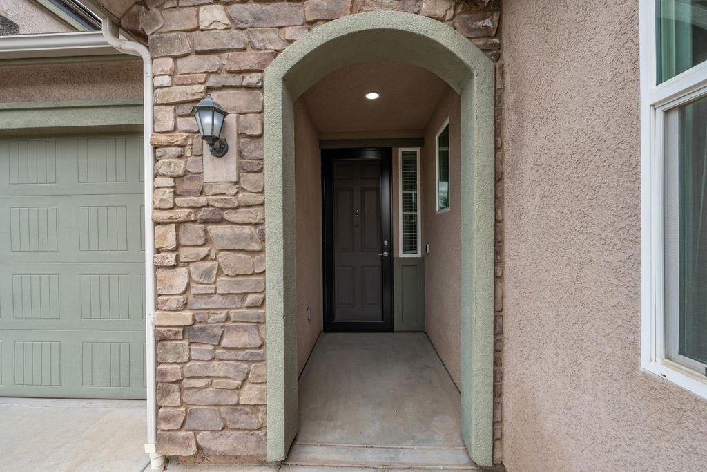 Image 3 of property listing at 7137 N Fusion Drive, Fresno, CA 93711