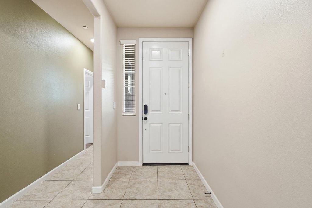 Image 4 of property listing at 7137 N Fusion Drive, Fresno, CA 93711