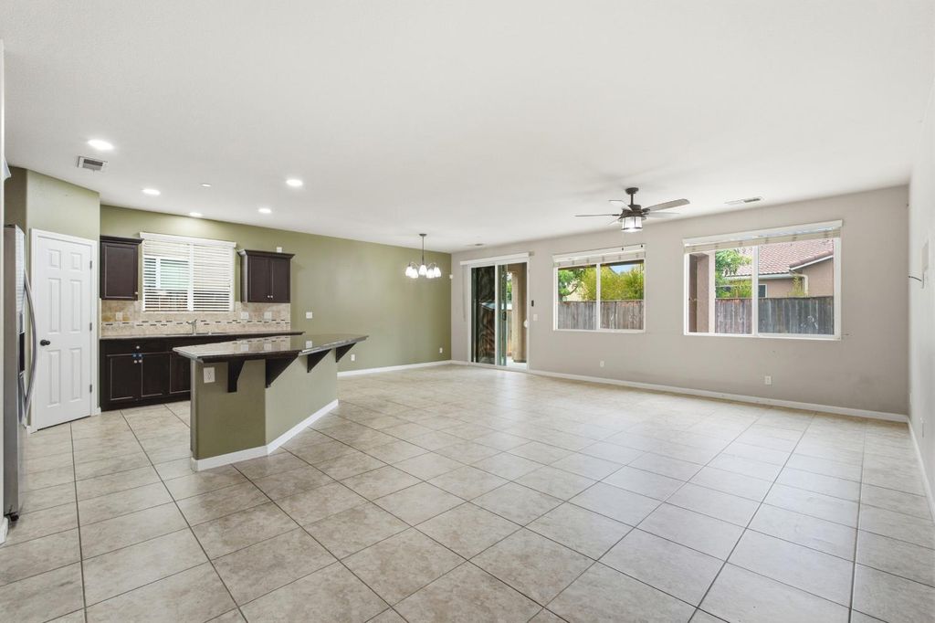 Image 5 of property listing at 7137 N Fusion Drive, Fresno, CA 93711