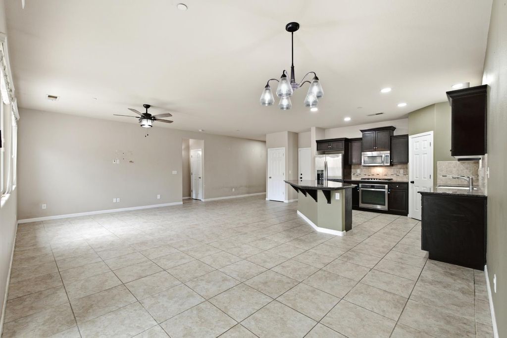 Image 7 of property listing at 7137 N Fusion Drive, Fresno, CA 93711