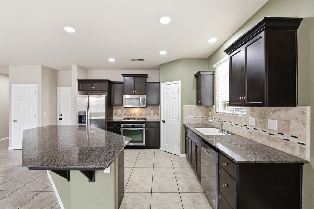 Image 8 of property listing at 7137 N Fusion Drive, Fresno, CA 93711