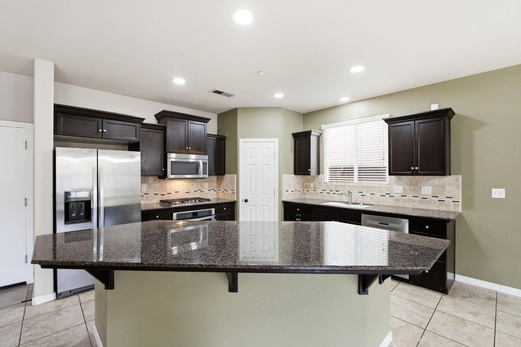Image 9 of property listing at 7137 N Fusion Drive, Fresno, CA 93711