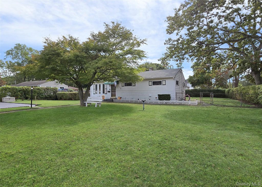 14 E Oakdale Street, Bay Shore, NY 11706