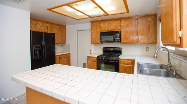 1146 E Avenue J12, Lancaster, CA 93535