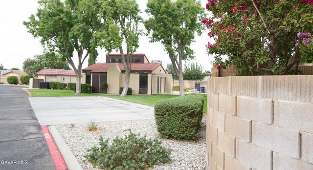 1146 E Avenue J12, Lancaster, CA 93535