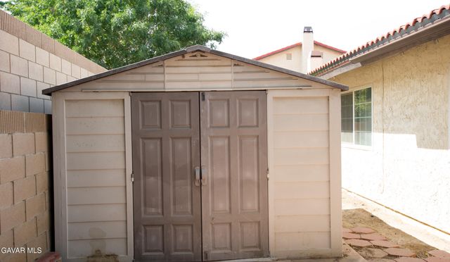 1146 E Avenue J12, Lancaster, CA 93535