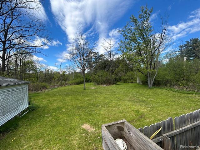 2356 S Dye Road, Flint, MI 48532