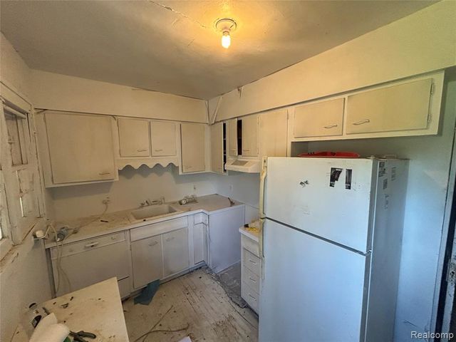 2356 S Dye Road, Flint, MI 48532