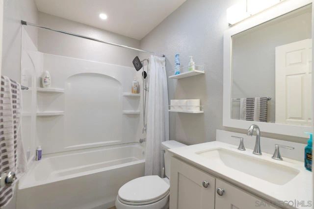 663 Diamond Way 229, Vista, CA 92083