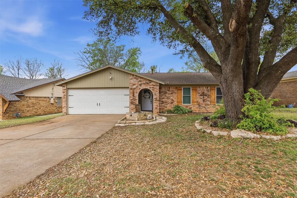 1404 Mimosa Street, Cleburne, TX 76033