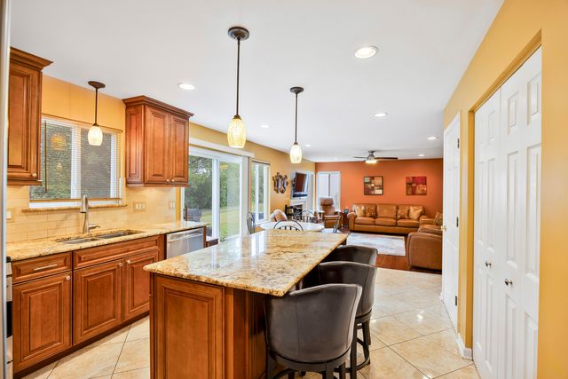 132 Treehouse Road, Matteson, IL 60443