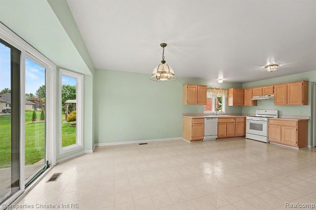49316 Deerfield Park, Macomb, MI 48044
