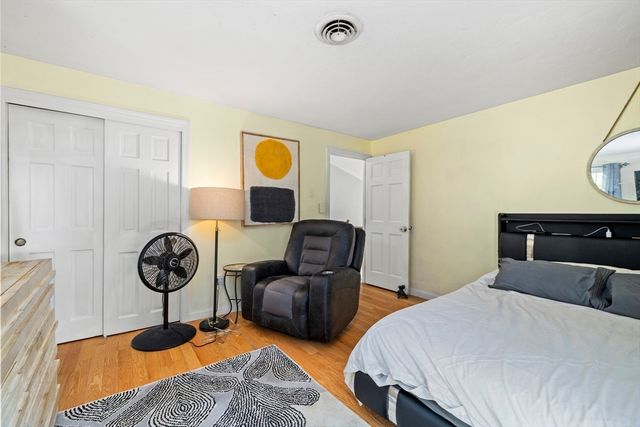 7 W Hill Rd, Plymouth, MA 02360