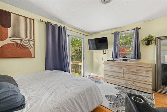 7 W Hill Rd, Plymouth, MA 02360