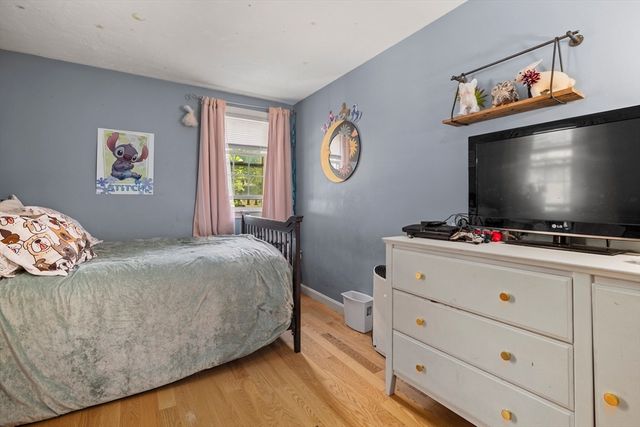 7 W Hill Rd, Plymouth, MA 02360