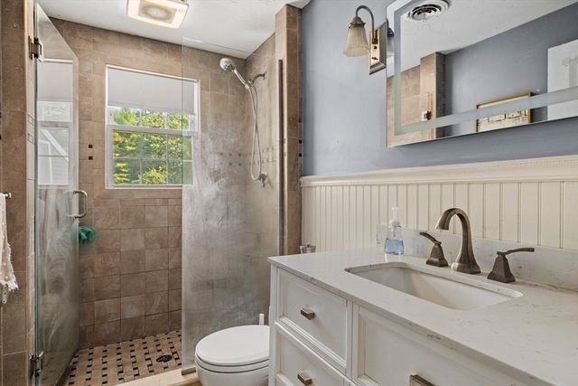7 W Hill Rd, Plymouth, MA 02360