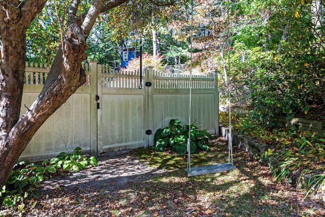 7 W Hill Rd, Plymouth, MA 02360