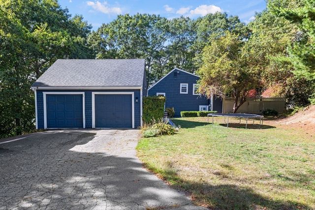 7 W Hill Rd, Plymouth, MA 02360