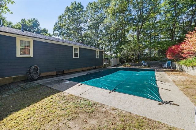 7 W Hill Rd, Plymouth, MA 02360