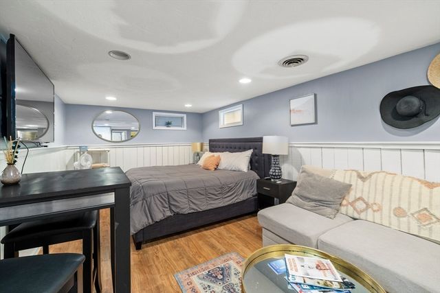 7 W Hill Rd, Plymouth, MA 02360