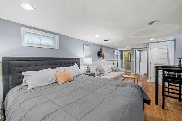 7 W Hill Rd, Plymouth, MA 02360