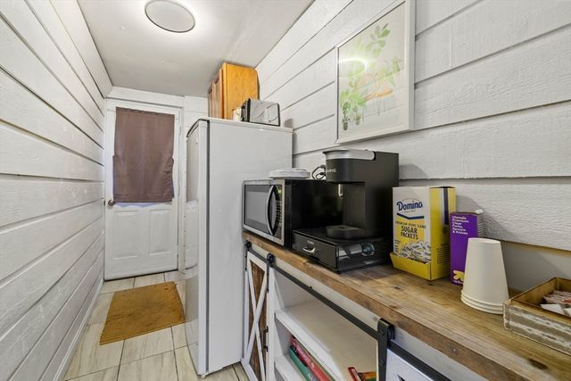 7 W Hill Rd, Plymouth, MA 02360