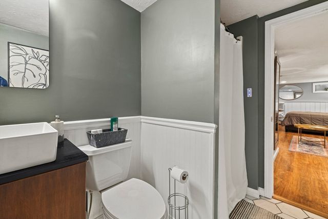 7 W Hill Rd, Plymouth, MA 02360