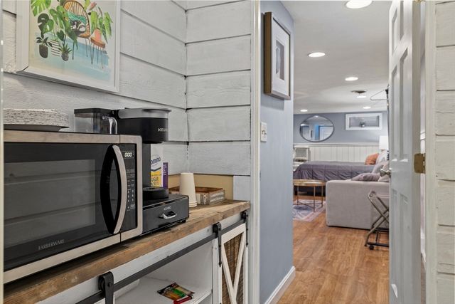 7 W Hill Rd, Plymouth, MA 02360