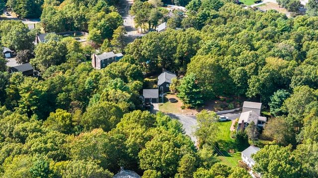 7 W Hill Rd, Plymouth, MA 02360